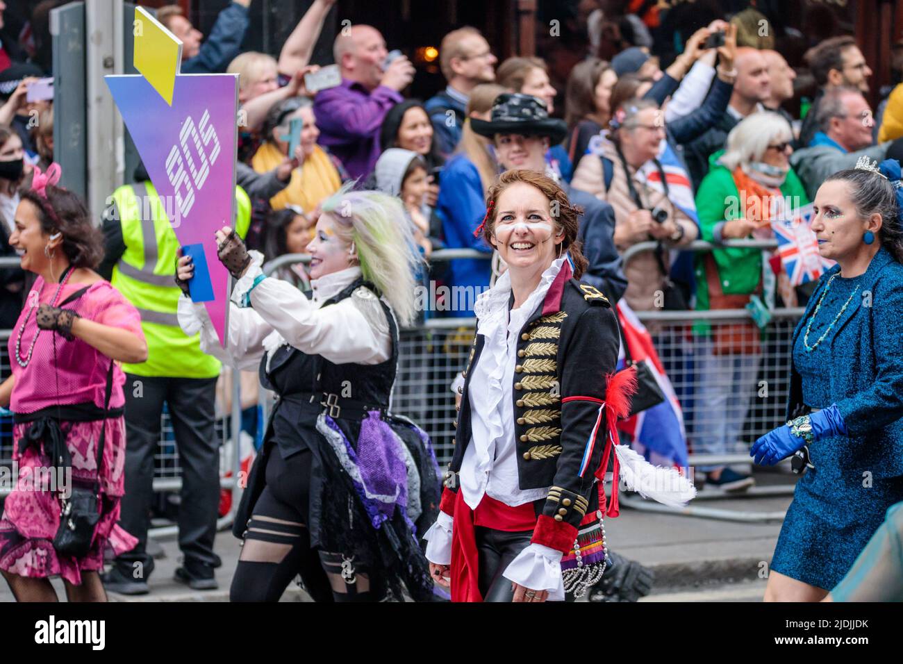 I partecipanti, vestiti secondo gli stili del decennio, sono presenti nella sezione anni '80 del 'tempo delle nostre vite' parte 2 del Platinum Jubilee Pageant come esso Foto Stock