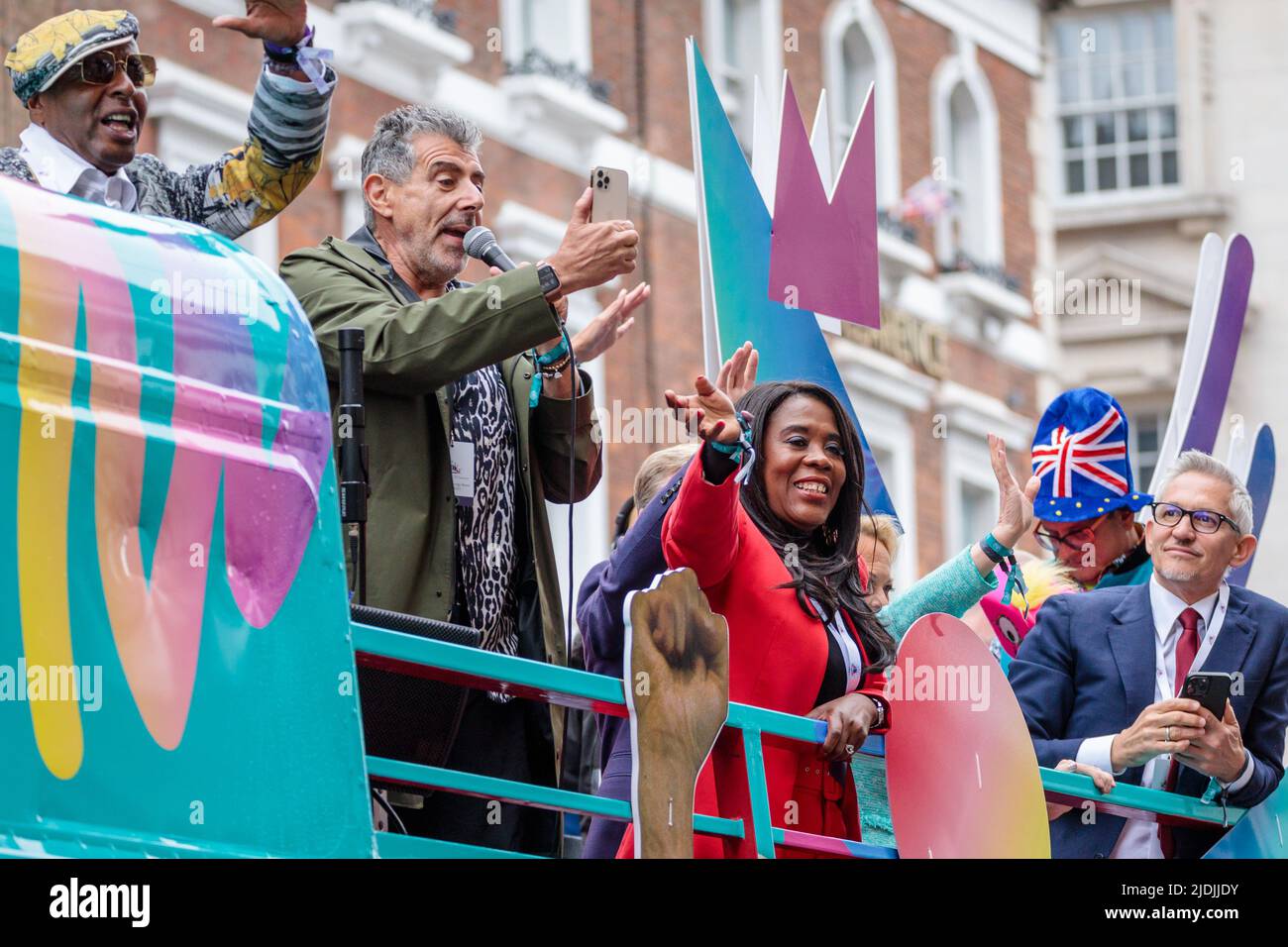 LeeE John, Gary Davies, Tessa Sanderson e Gary Lineker a bordo dell'autobus 1980s, uno dei 7 per ogni decennio del regno di sua Maestà, al Platinum Foto Stock