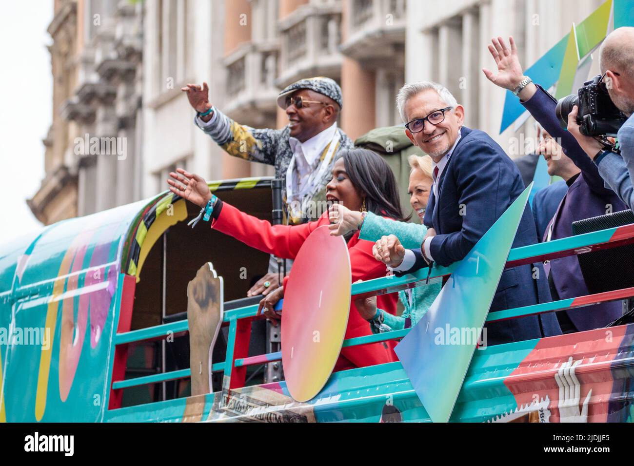 LeeE John, Gary Davies, Tessa Sanderson e Gary Lineker a bordo dell'autobus 1980s, uno dei 7 per ogni decennio del regno di sua Maestà, al Platinum Foto Stock