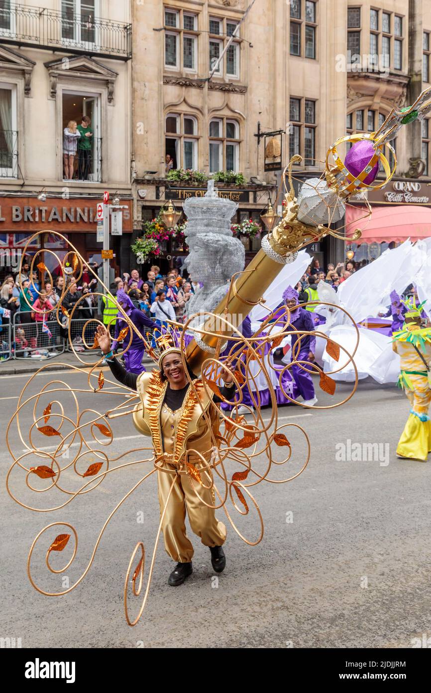 Il Pageant del Giubileo del platino procede lungo Whitehall il quarto e ultimo giorno delle celebrazioni del Giubileo del platino della Regina. Foto Stock