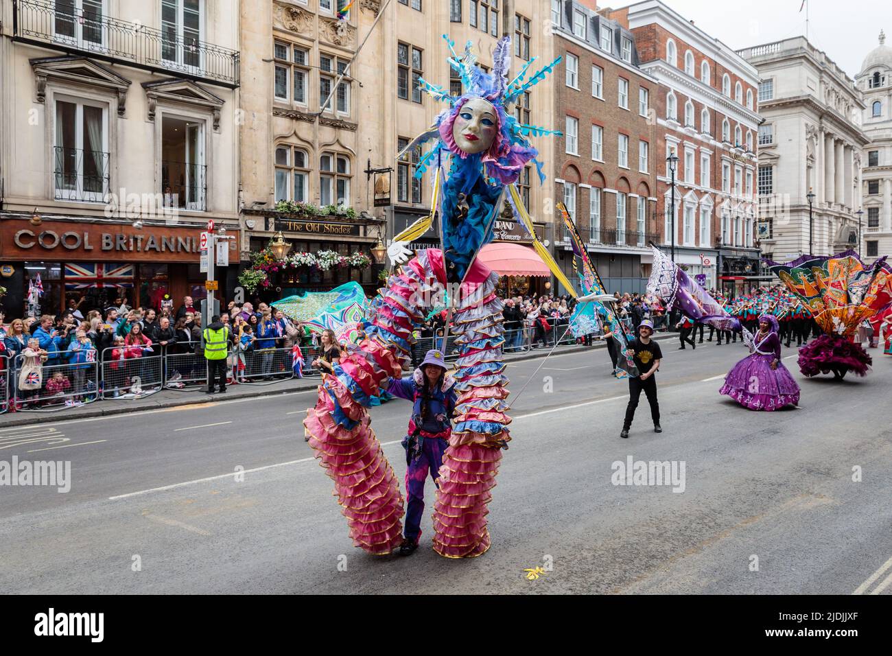 Il Pageant del Giubileo del platino procede lungo Whitehall il quarto e ultimo giorno delle celebrazioni del Giubileo del platino della Regina. Foto Stock