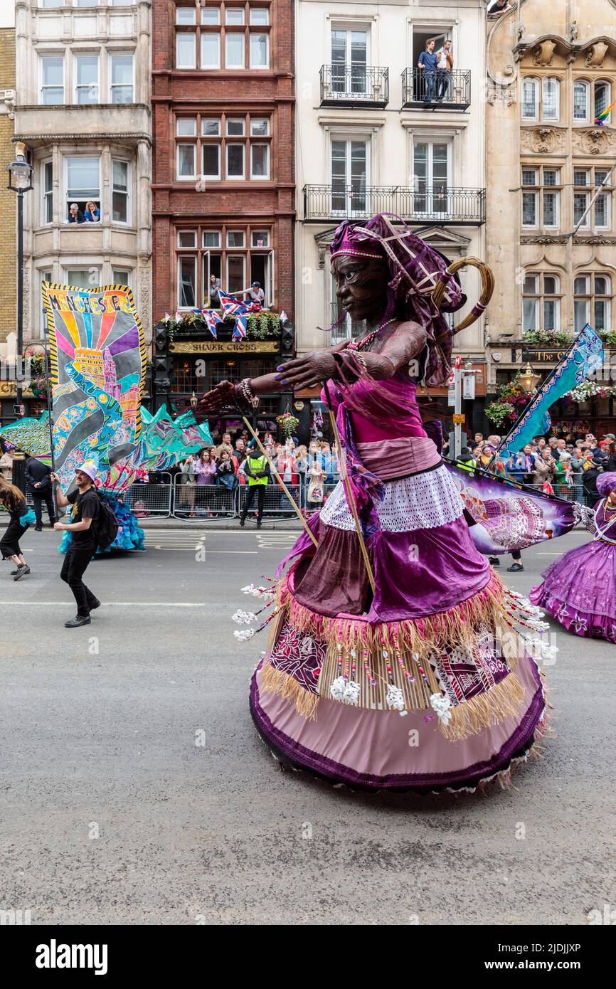 Il Pageant del Giubileo del platino procede lungo Whitehall il quarto e ultimo giorno delle celebrazioni del Giubileo del platino della Regina. Foto Stock