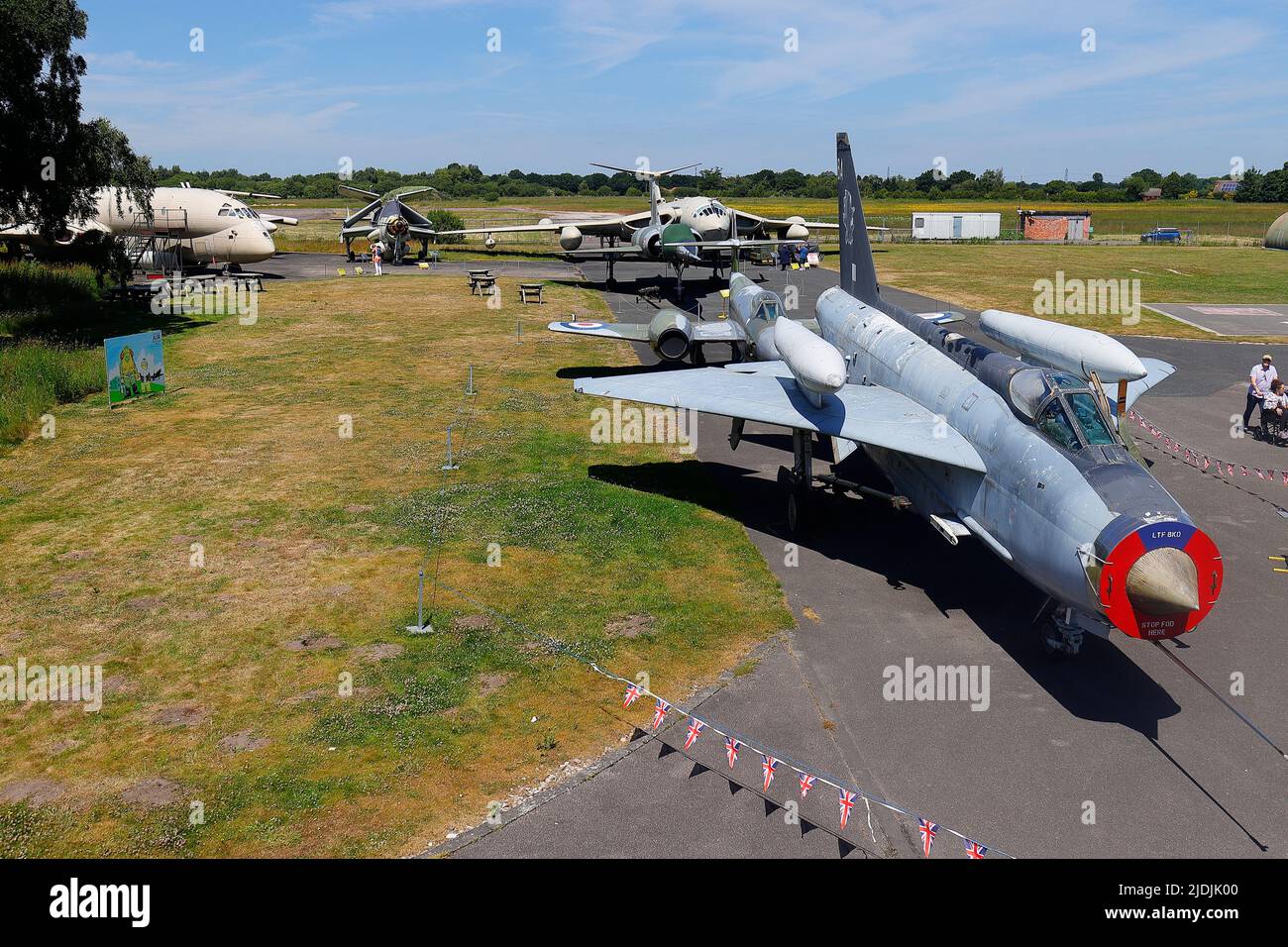 Una luce elettrica del F6 raffigurata con altri aerei statici allo Yorkshire Air Museum di Elvington, North Yorkshire, Regno Unito Foto Stock