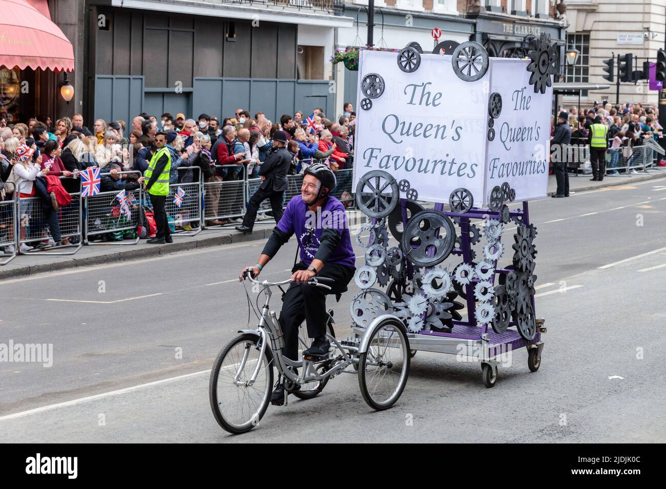 Il Pageant del Giubileo del platino procede lungo Whitehall il quarto e ultimo giorno delle celebrazioni del Giubileo del platino della Regina. Foto Stock