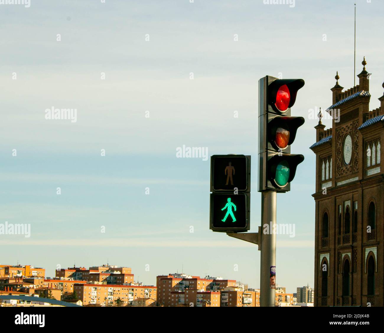 Semaforo con semaforo verde in città Foto Stock