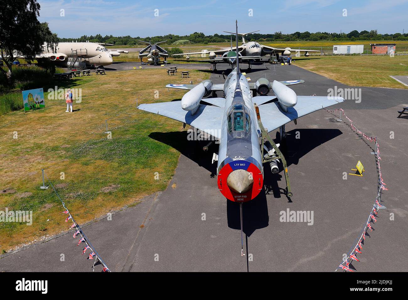 Una luce elettrica del F6 raffigurata con altri aerei statici allo Yorkshire Air Museum di Elvington, North Yorkshire, Regno Unito Foto Stock