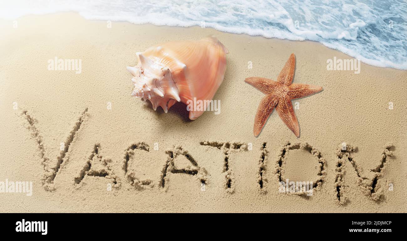 Conchiglia tropicale, pesci stella e vacanza iscrizione sulla sabbia Foto Stock