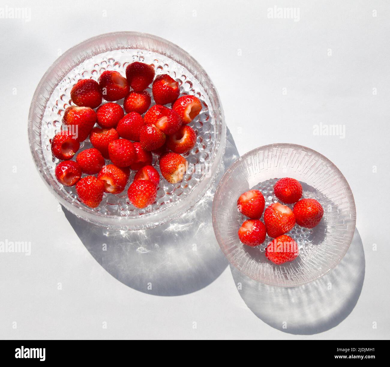 Ciotola di vetro di fragole Foto Stock