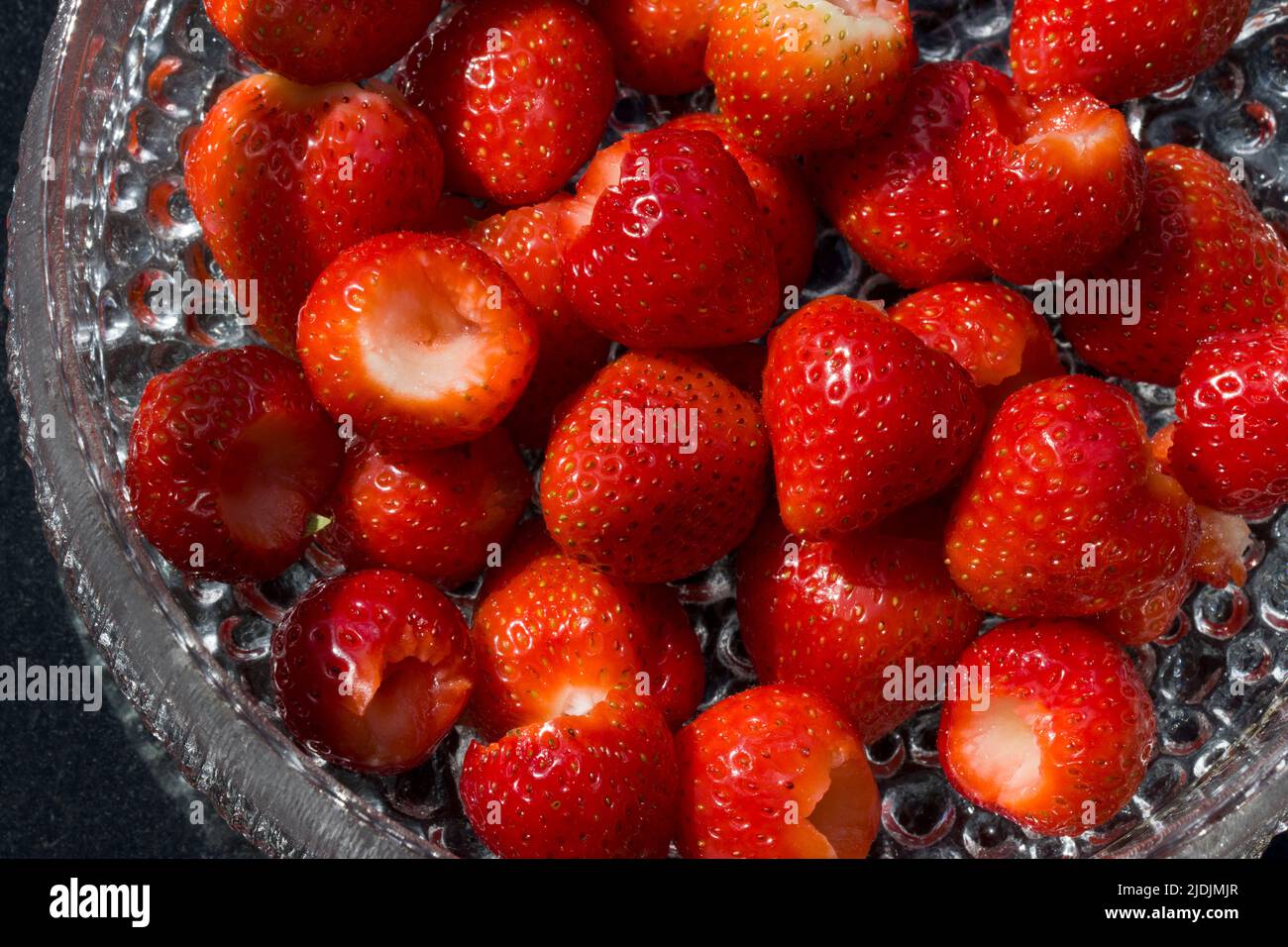Ciotola di vetro di fragole Foto Stock