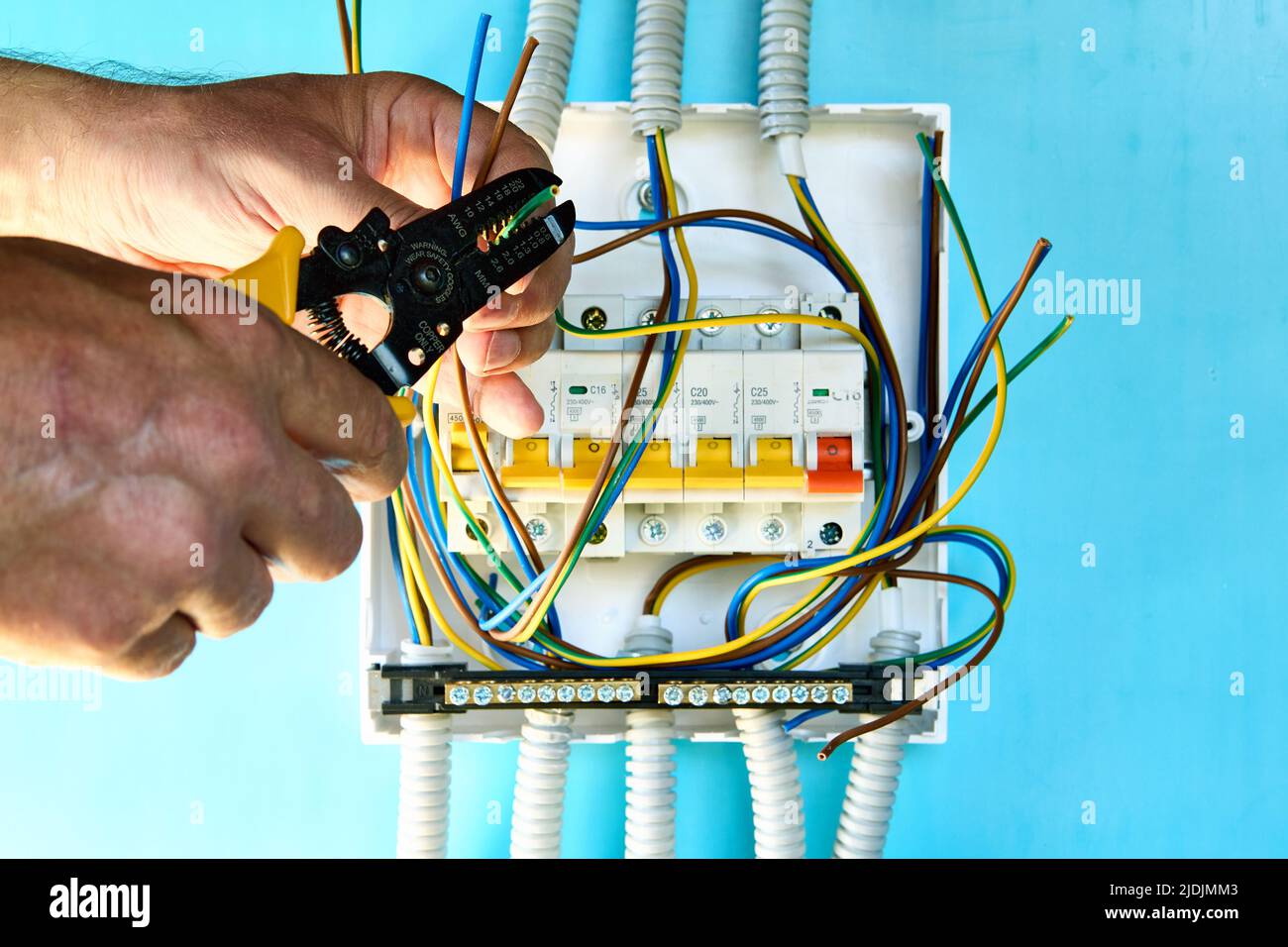 Installazione di un'unità di consumo monofase per la rete elettrica domestica. Foto Stock