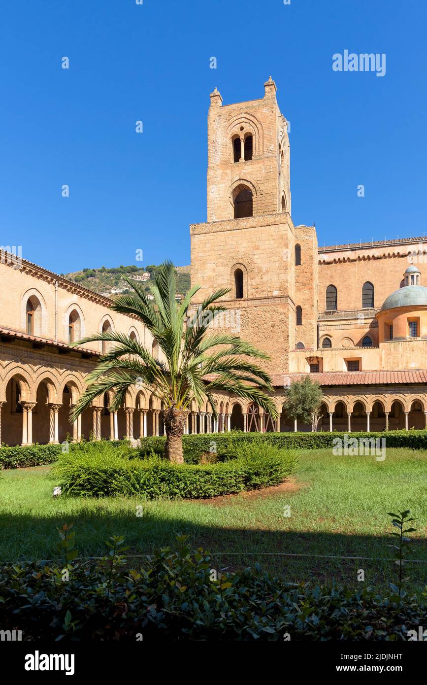 Torre del Chiostro Benedettino presso l'Abbazia di Monreale, Palermo, Italia Foto Stock