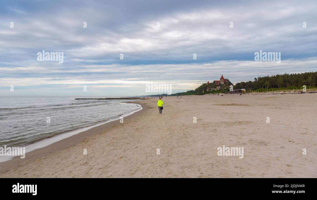 Vista pomeridiana della spiaggia con storico edificio alberghiero a Leba sul Mar Baltico in Polonia Foto Stock
