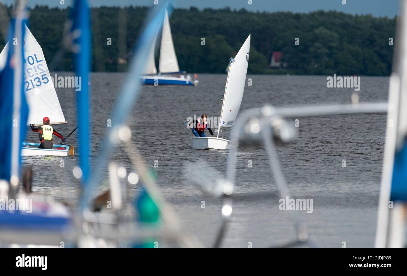 Zegrze, Polonia - 2 luglio 2020: Barche a vela e motoscafi nel porto turistico. Barche con vele ripiegate ormeggiate nel porto di Zalew Zegrzynski nei pressi di Legionowo. Foto Stock