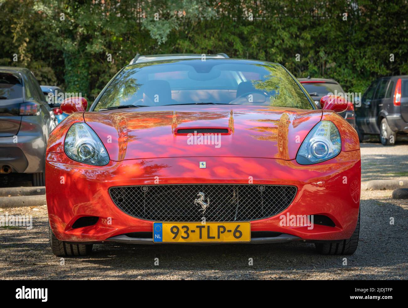 Valkenburg, Provincia Limburg, Paesi Bassi, 05.06.2022, Vista frontale della vettura sportiva Ferrari California da 2012 in rosso Foto Stock