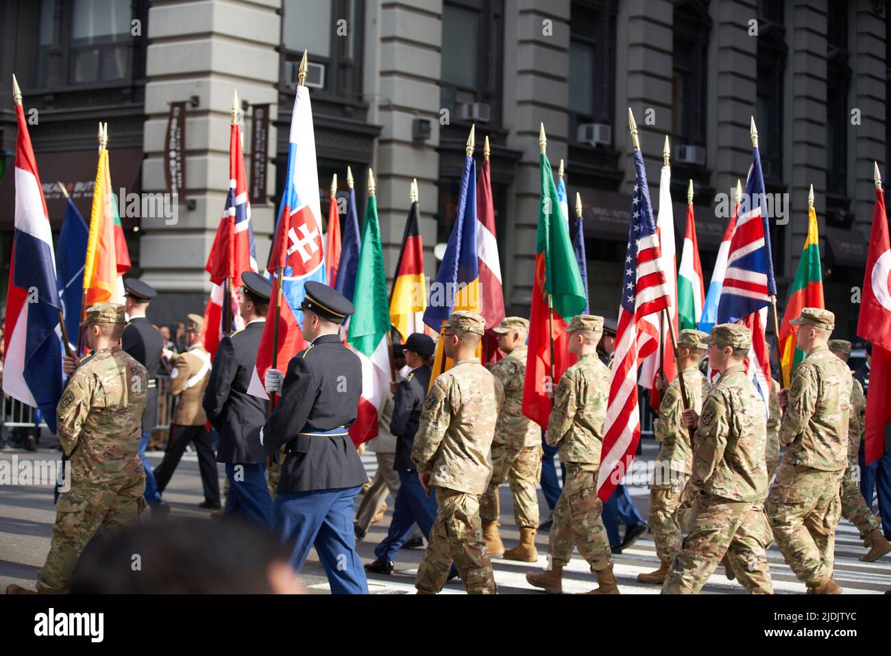 Manhattan, New York, USA - Novembre 11. 2019: Bandiere dei membri della NATO. Soldati che detengono bandiere dell'Organizzazione del trattato del Nord Atlantico Foto Stock