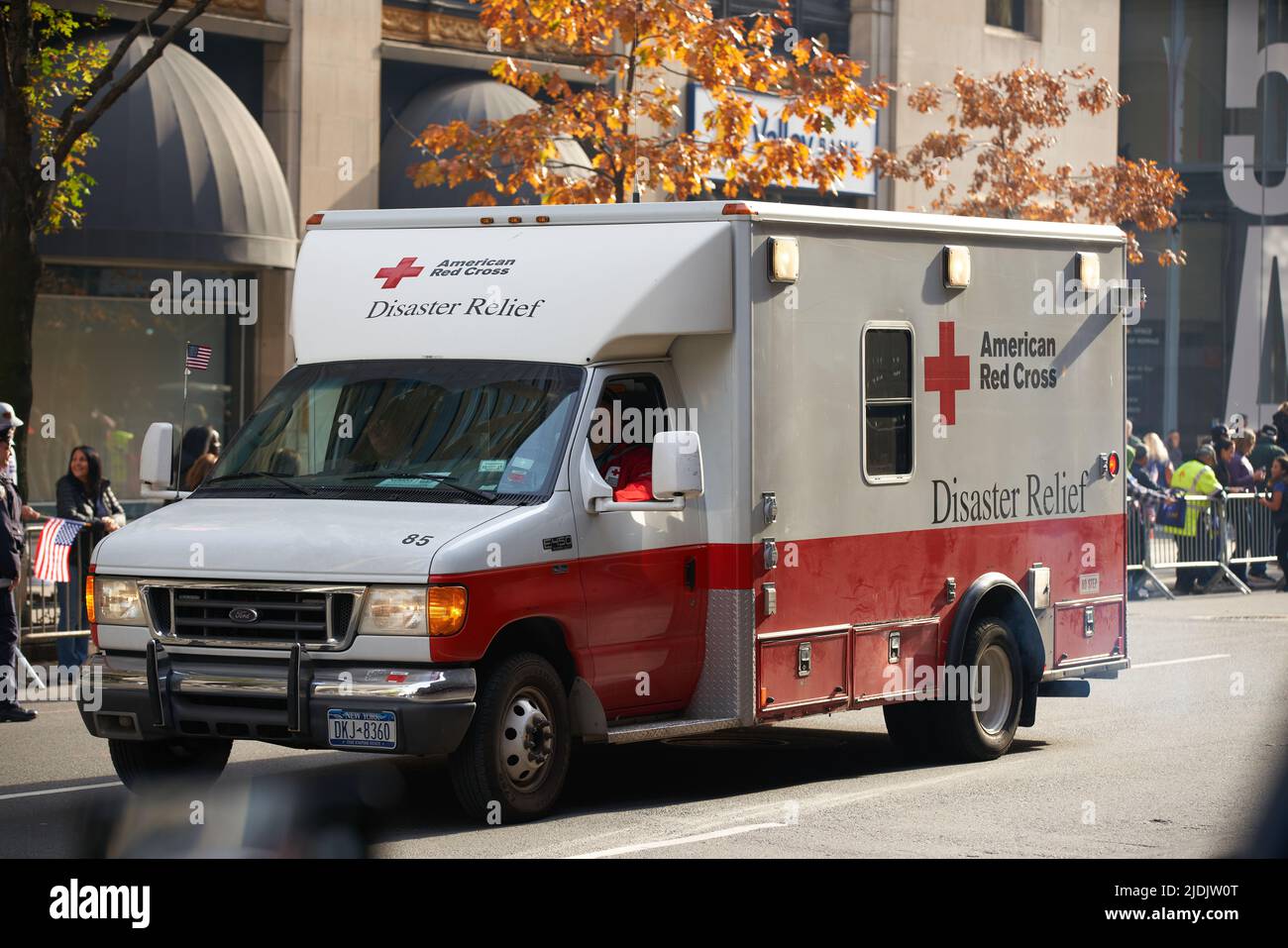 Manhattan, New York, USA - Novembre 11. 2019: American Red Cross Disaster Relief Truck alla Veterans Day Parade a NYC Foto Stock