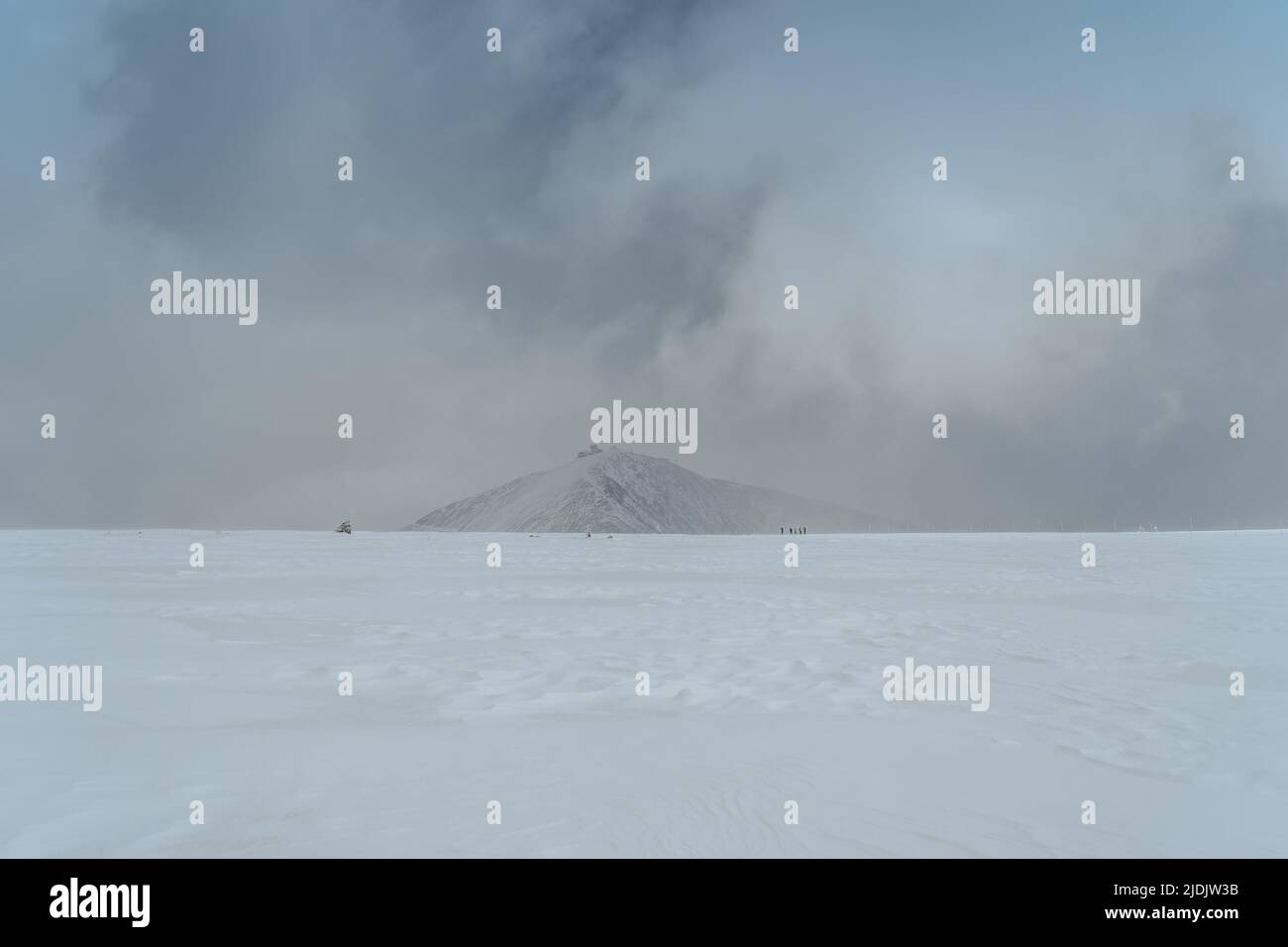 Snezka, la vetta più alta della Repubblica Ceca. Paesaggio invernale delle montagne giganti, Krkonose. Escursioni invernali, avventura concept.trail passando attraverso la montagna Foto Stock