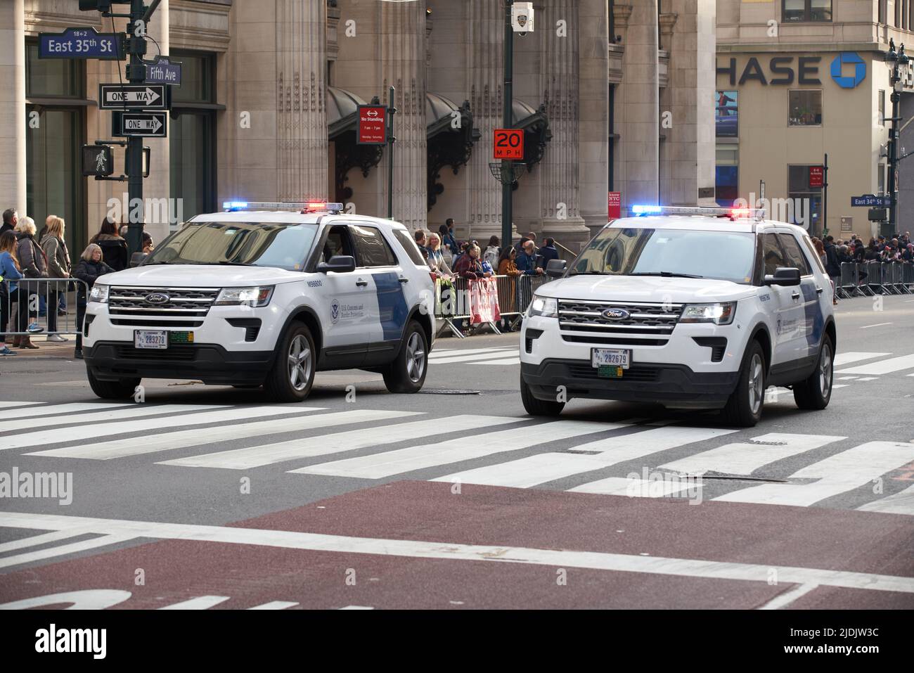 Manhattan, New York, USA - Novembre 11. 2019: US Customs and Border Protection Vehicles at Veterans Day Parade in NYC Foto Stock