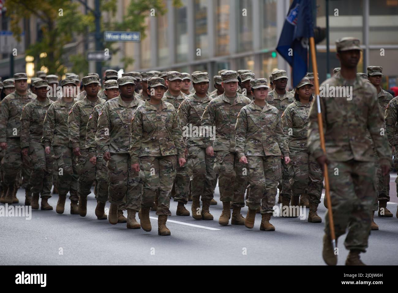 Manhattan, New York, USA - Novembre 11. 2019: 77th Brigata di sostegno. Soldati che marciano sulla Fifth Avenue a NYC. US Military Infantry tenendo bandiere AN Foto Stock