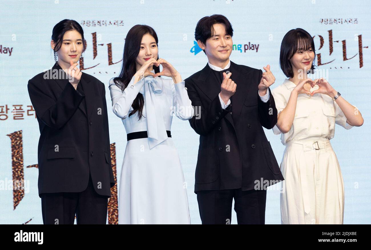 Seul, Corea del Sud. 21st giugno 2022. (Da L a R) gli attori Jung Eun-chae, Bae su-ji, Kim Jun-han e Park Ye-Young, posano per delle foto durante una conferenza stampa per promuovere il film della Coupangplay Series 'Anna' a Seoul, Corea del Sud, il 21 giugno 2022. Il film sarà pubblicato in Corea del Sud il 24 giugno. (Foto di Lee Young-ho/Sipa USA) Credit: Sipa USA/Alamy Live News Foto Stock