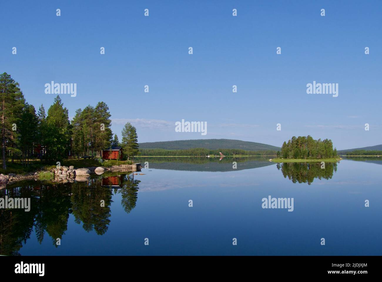 Il fiume Skelleftea reflex in acqua nel nord della Svezia Foto Stock