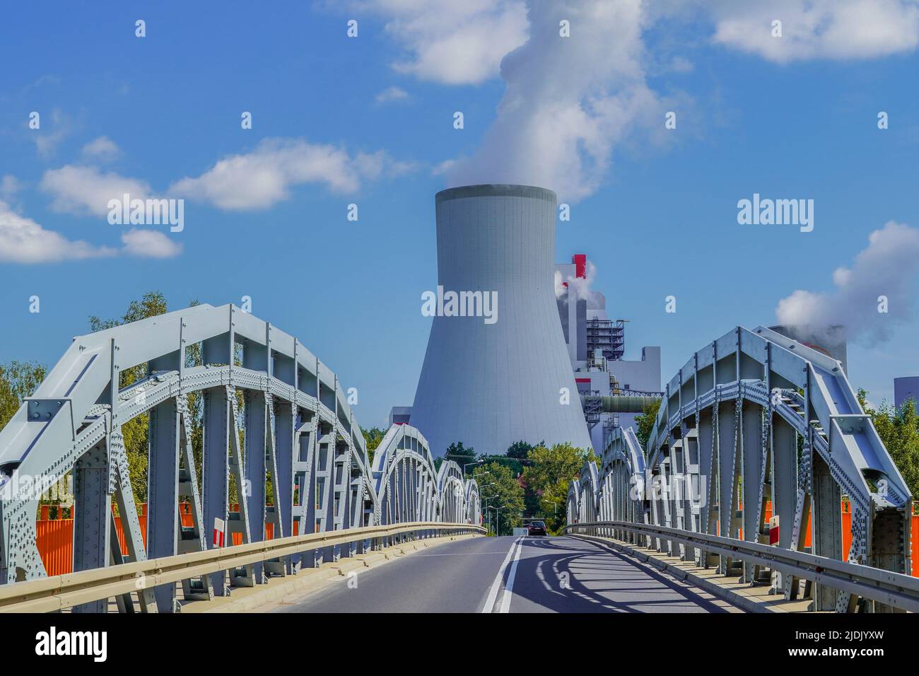 ponte verso la transizione verde, moderno impianto di carbone e ponte che conduce all'impianto, Foto Stock