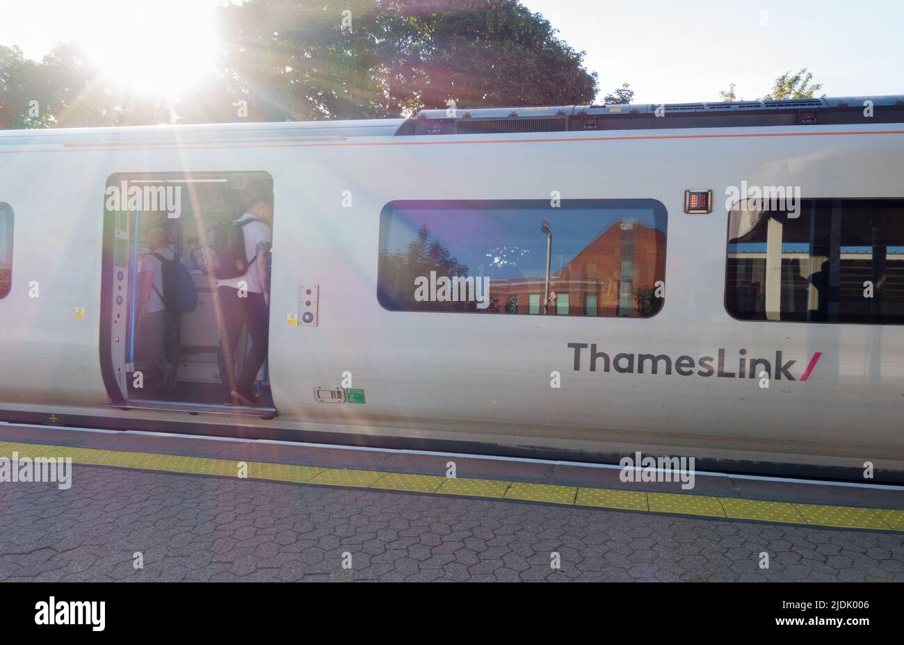 Treno Thameslink alla stazione Platform di Guildford Foto Stock