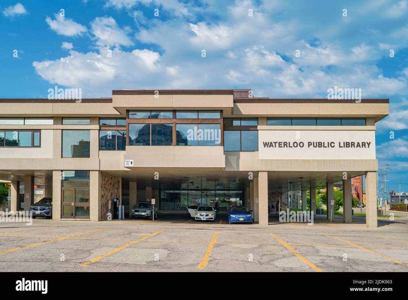 Waterloo Public Library edificio nel centro di Waterloo Ontario Canada in una giornata di sole. Foto Stock