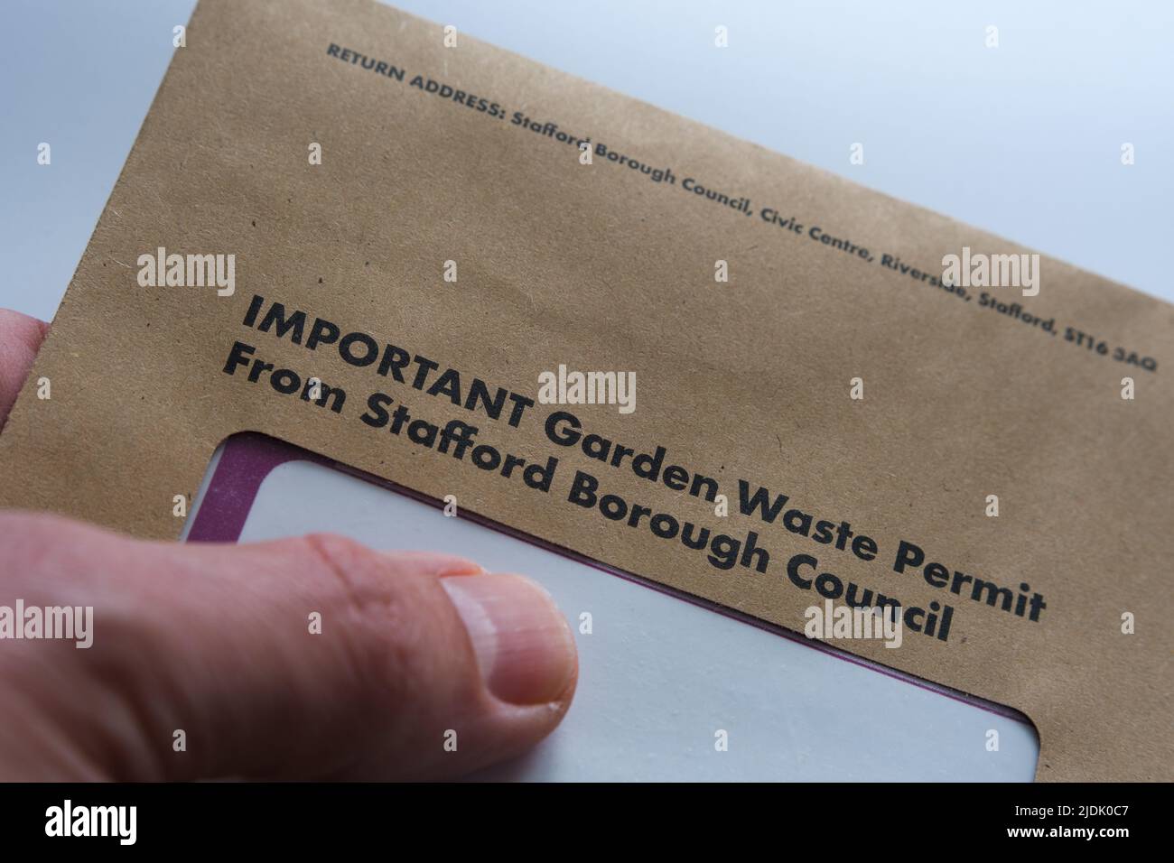 Busta marrone con il permesso di spreco del giardino da Stafford Borough Council wtih l'adesivo per un bidone marrone dei rifiuti. Staffod, Regno Unito, 21 giugno 20 Foto Stock