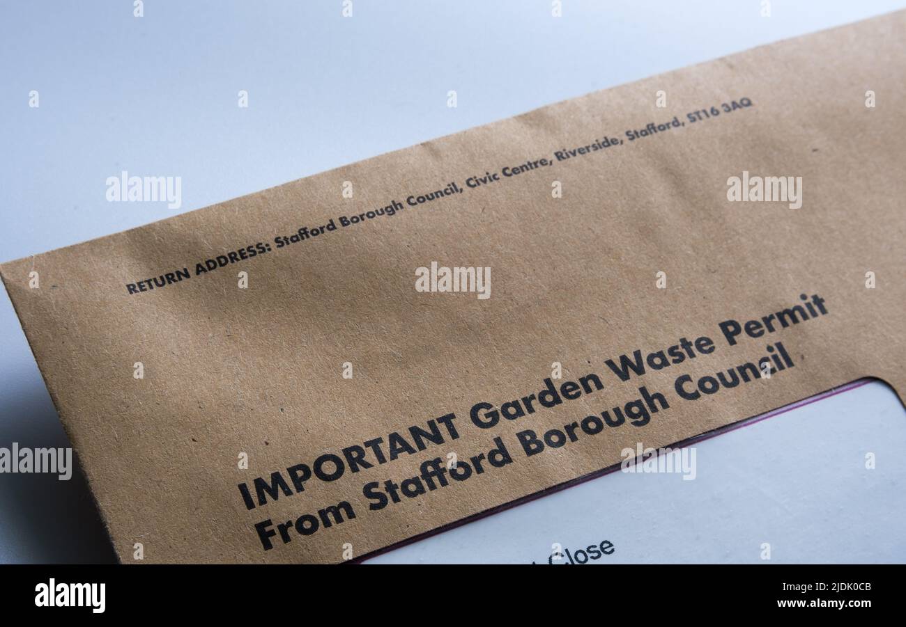 Busta marrone con il permesso di spreco del giardino da Stafford Borough Council wtih l'adesivo per un bidone marrone dei rifiuti. Staffod, Regno Unito, 21 giugno 20 Foto Stock