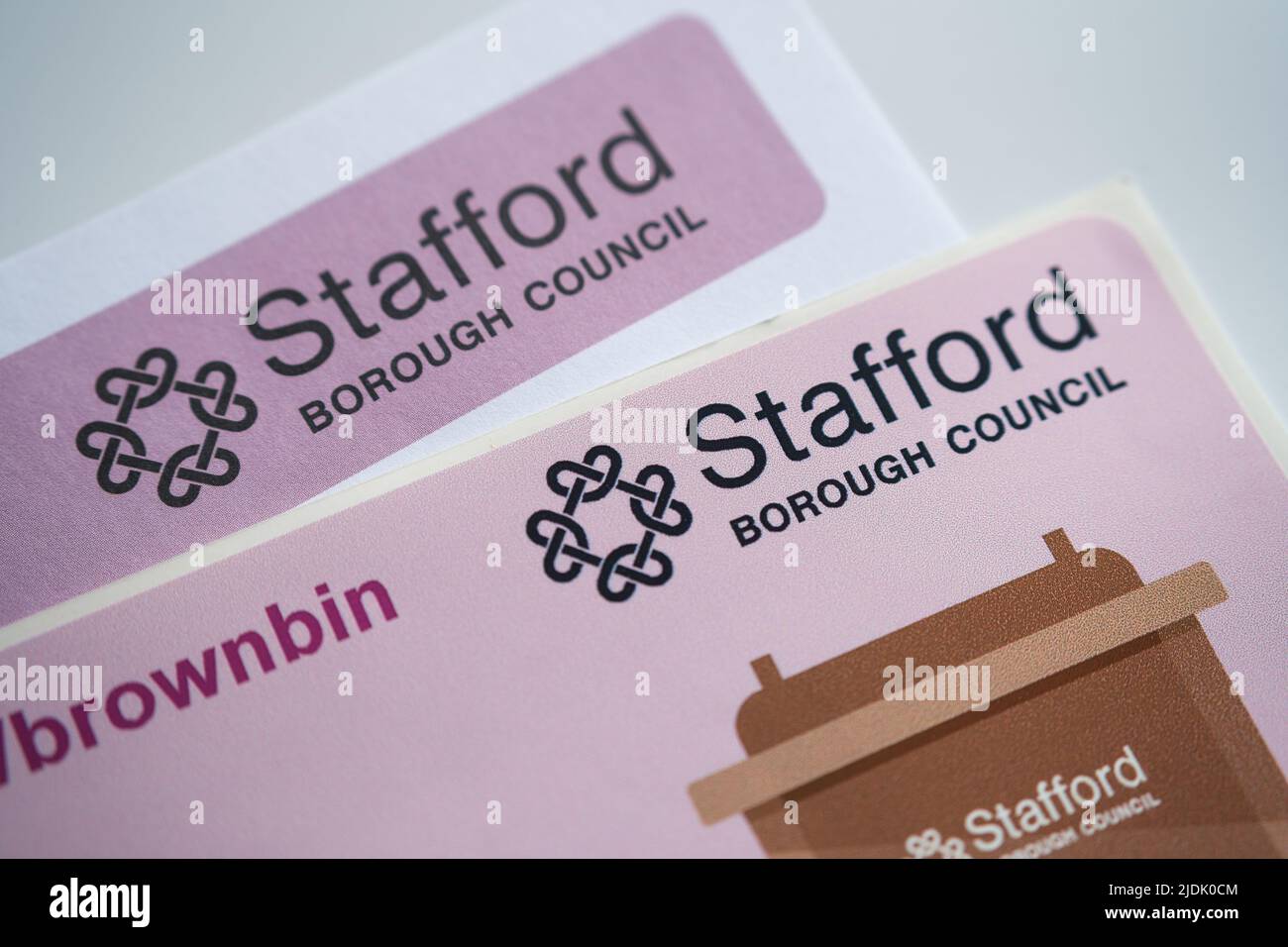 Permesso di spreco di giardino dal consiglio di Borough di Stafford. L'adesivo per un cestino marrone. Staffod, Regno Unito, 21 giugno 2022. Foto Stock