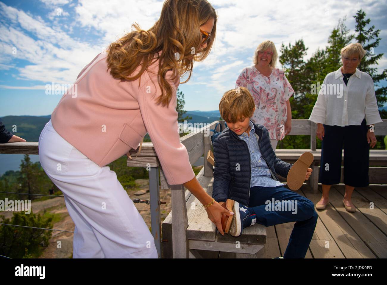 Il principe Nicolas e la principessa Madeleine con il governatore della contea Berit Hogman (a destra) e Malin Svanholm (al centro), presidente del consiglio comunale di Kramfors, in cima a Skuleberget in Svezia, 21 giugno 2022. Il principe ha presentato un regalo - un paio di scarpe e uno zaino Fjällräven. Foto: Patrick Trägårdh / TT / code 60190 Foto Stock