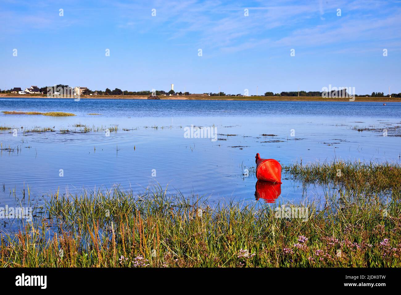 Immagine dell'estuario a Port Bail, Francia con marcatore bouy. Foto Stock