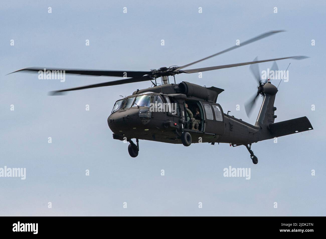 Un elicottero dell'esercito degli Stati Uniti UH-60m Black Hawk con il Battaglione della Guardia Nazionale del New Jersey 1-150th Assault Helicopter si solleva dalla base mista McGuire-Dix-Lakehurst, New Jersey, 16 giugno 2022 a supporto del Comitato di coordinamento degli effetti del 2022 del comando di supporto Regionale 99th. (STATI UNITI Air National Guard foto di Master Sgt. Matt Hecht) Foto Stock