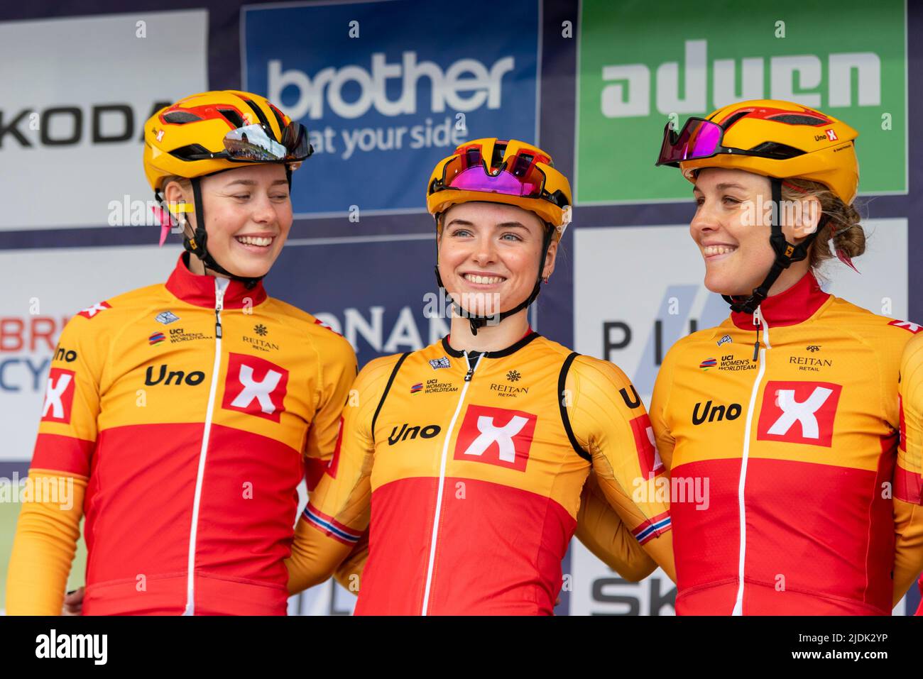 Anne Dorthe Ysland, mie Bjorndal Ottestad, Julie Leth, piloti del team uno X Pro Cycling Team prima di correre nella gara ciclistica UCI the Women's Tour Foto Stock