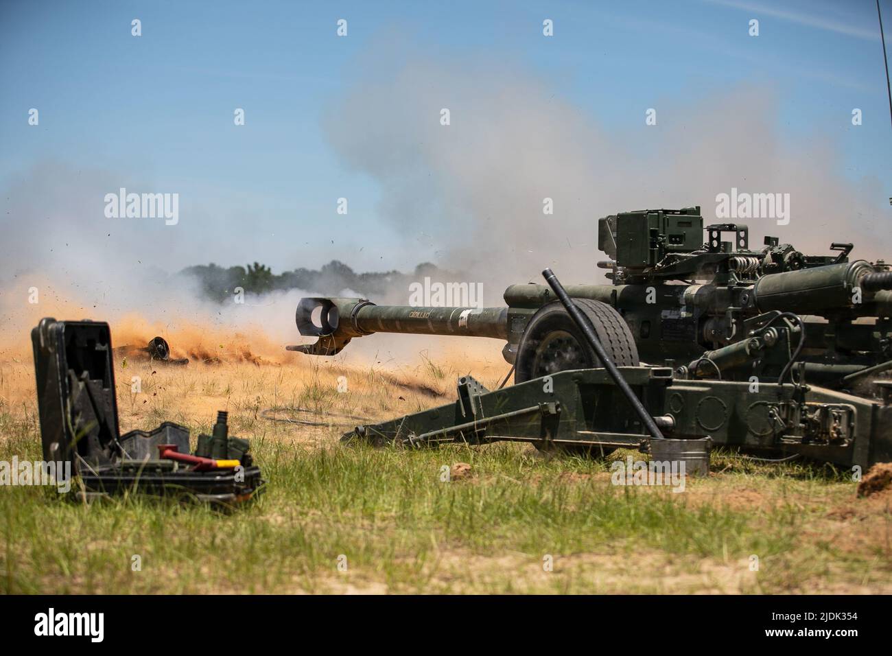 Esercito degli Stati Uniti Georgia Esercito Nazionale Guardsmen con la Savannah-based Charlie Battery, 1st Battaglione, 118th artiglieria Regiment, 48th fuoco di squadra di combattimento di fanteria un M777 trainato 155 mm howitzer durante un esercizio diretto di fuoco per exportable Combat Training Capabilities (XCTC) a Fort Stewart, Georgia, 20 giugno 2022. XCTC è il programma di record della Guardia Nazionale dell'Esercito degli Stati Uniti che consente alle squadre di combattimento delle brigate di raggiungere la preparazione di platoon addestrato necessaria per dispiegare, combattere e vincere battaglie in tutto il mondo. L'esercizio XCTC comprenderà circa 4.400 membri del personale delle brigate provenienti da tutta la Georgia. Foto Stock