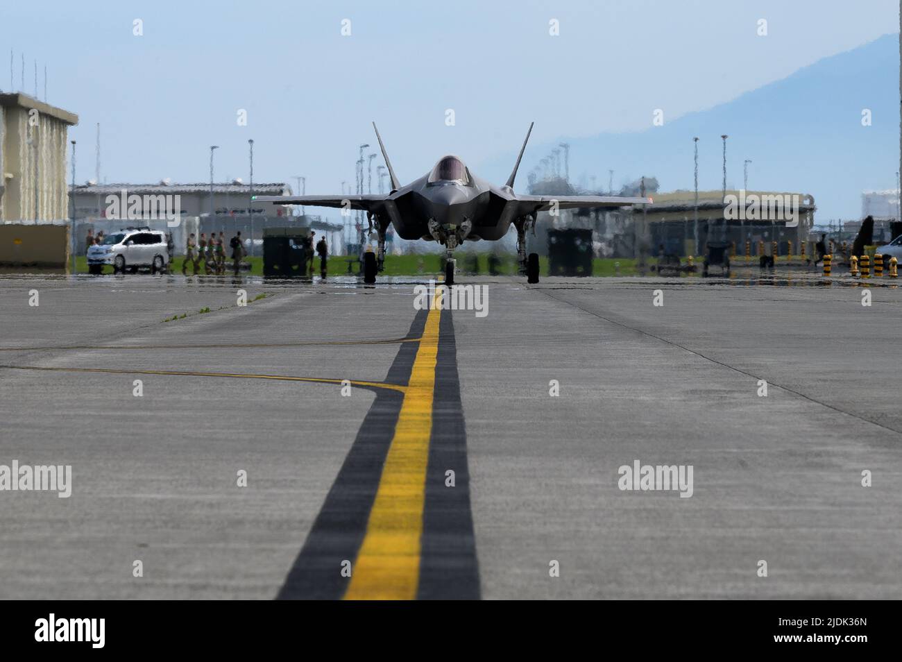 A US Air Force F-35A Lightning II assegnato al 356th Expeditionary Fighter Squadron, 354th Air Expeditionary Wing, taxi sulla pista alla Marine Corps Air Station Iwakuni, Giappone, durante Agile Combat Employment Training, 20 giugno 2022. Le operazioni e gli esercizi ACE sono progettati per insegnare e convalidare nuovi modi per distribuire e manovrare le risorse durante una crisi o un conflitto per operare in ambienti contesi. (STATI UNITI Foto delle forze aeree di Senior Airman Jose Miguel T. Tamondong) Foto Stock