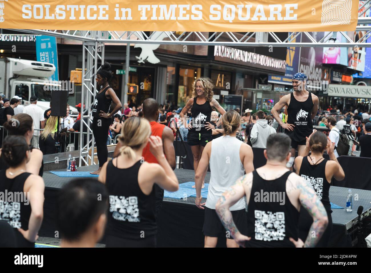 Giugno 21 2022 New York USA - Solstice Yoga Times Square Foto Stock