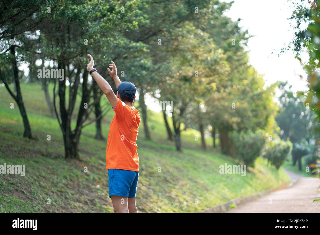 Uomo atleta che fa l'allenamento. Parco Geeen natura e percorso jogging sfondo Foto Stock