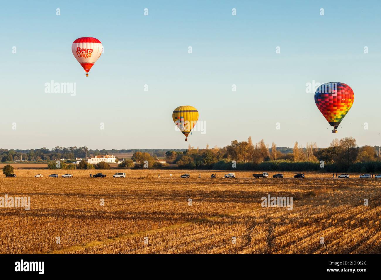 Coruche, Portogallo - 13 novembre 2021: Palloncini ad aria calda che volano sui campi di Coruche, Portogallo, durante il Ballooning Festival. Foto Stock