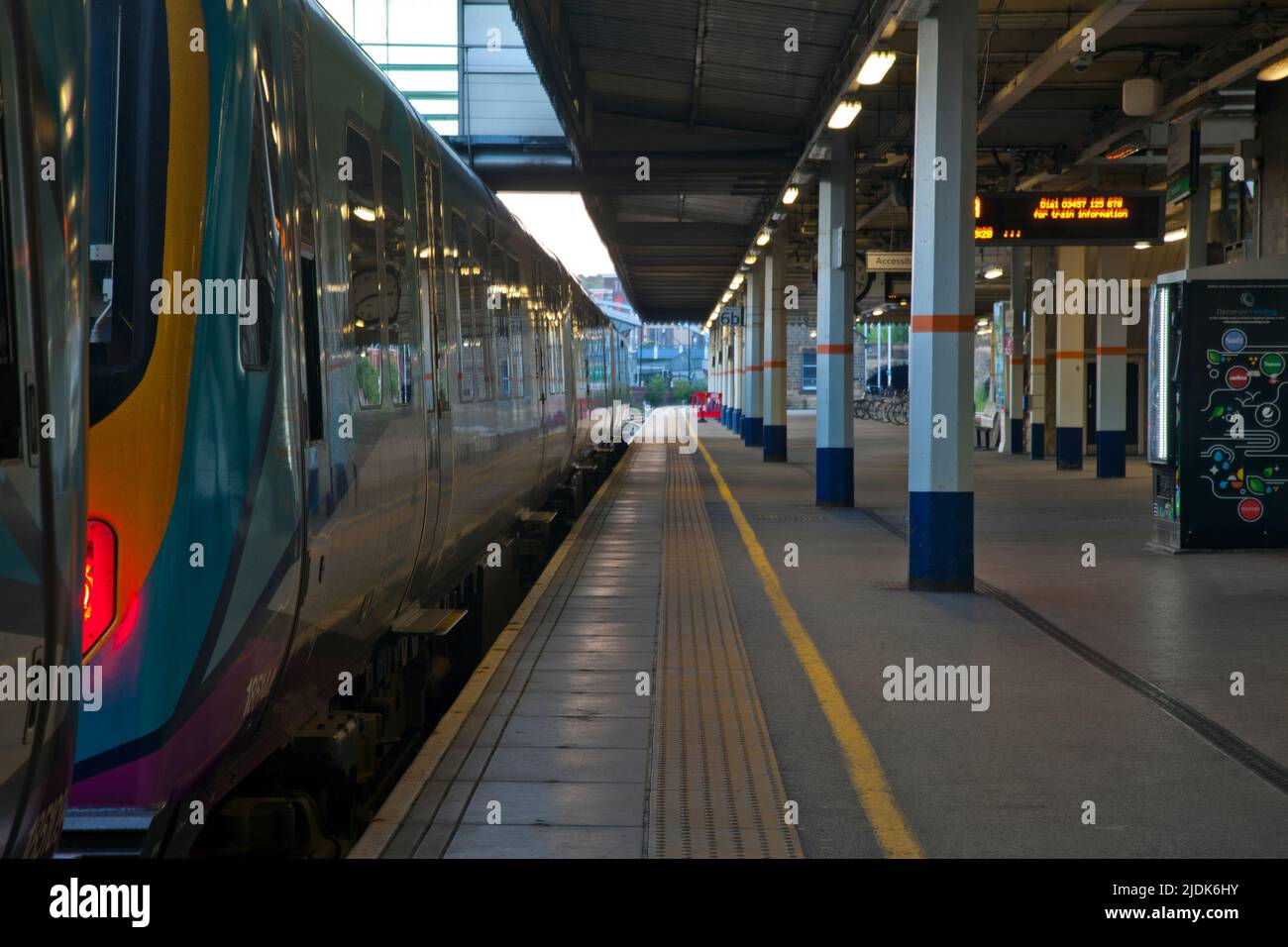 Piattaforma vuota durante il 21.06.22 National Rail Strike preso alla stazione ferroviaria di Sheffield, South Yorkshire Foto Stock