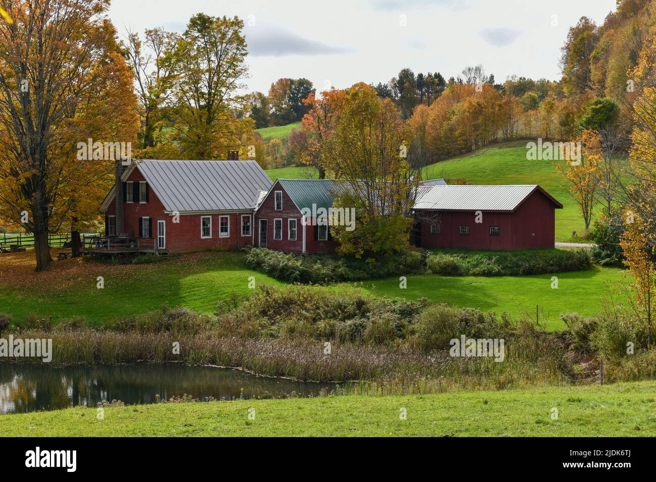 Vista panoramica di una fattoria rurale in autunno nel Vermont. Foto Stock