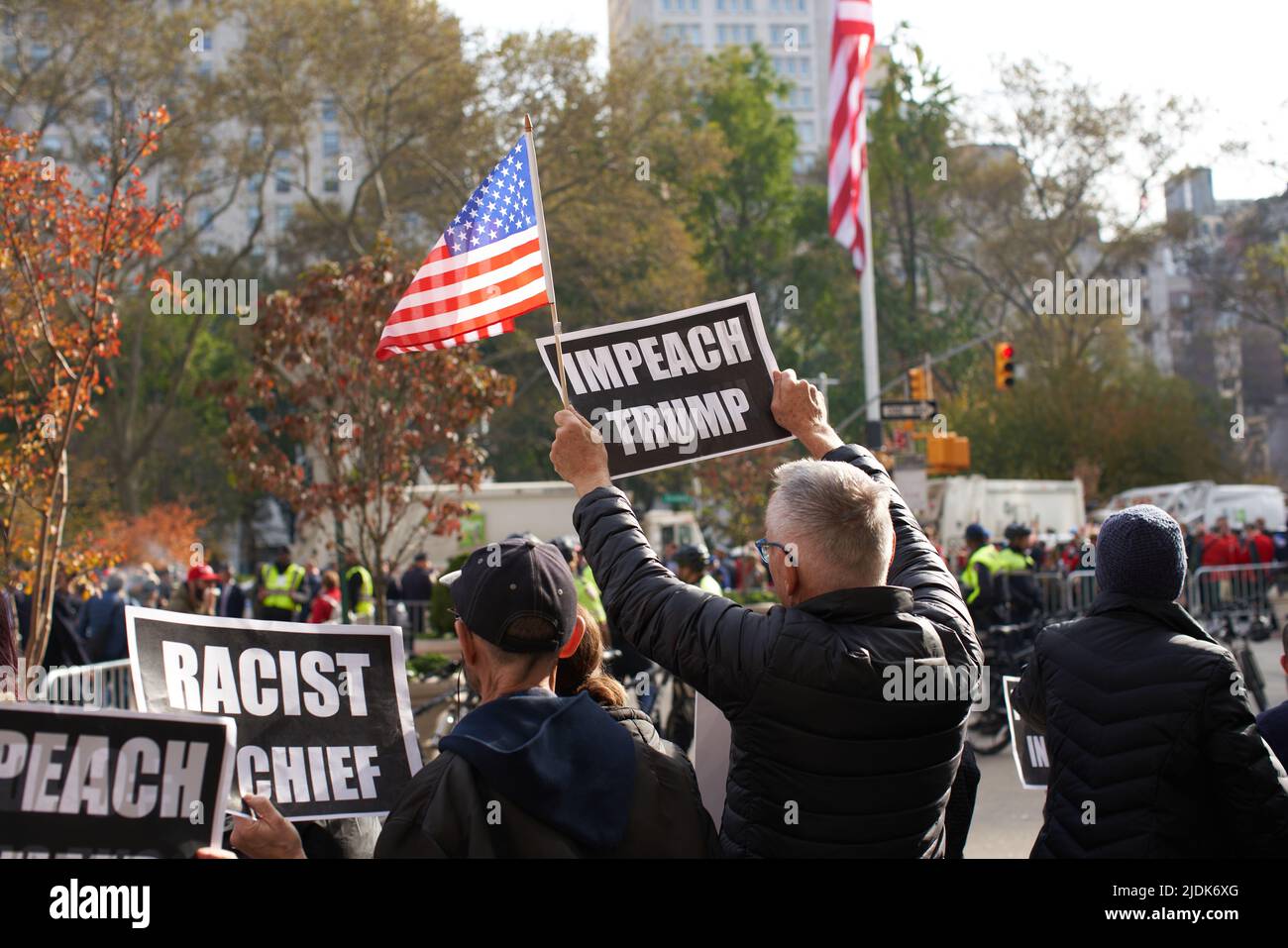 Manhattan, New York, USA - Novembre 11. 2019: Trump ha protestato sul Madison Square Park a NYC il Veterans Day dopo il discorso di Donald Trump. Impeach Trump si Foto Stock