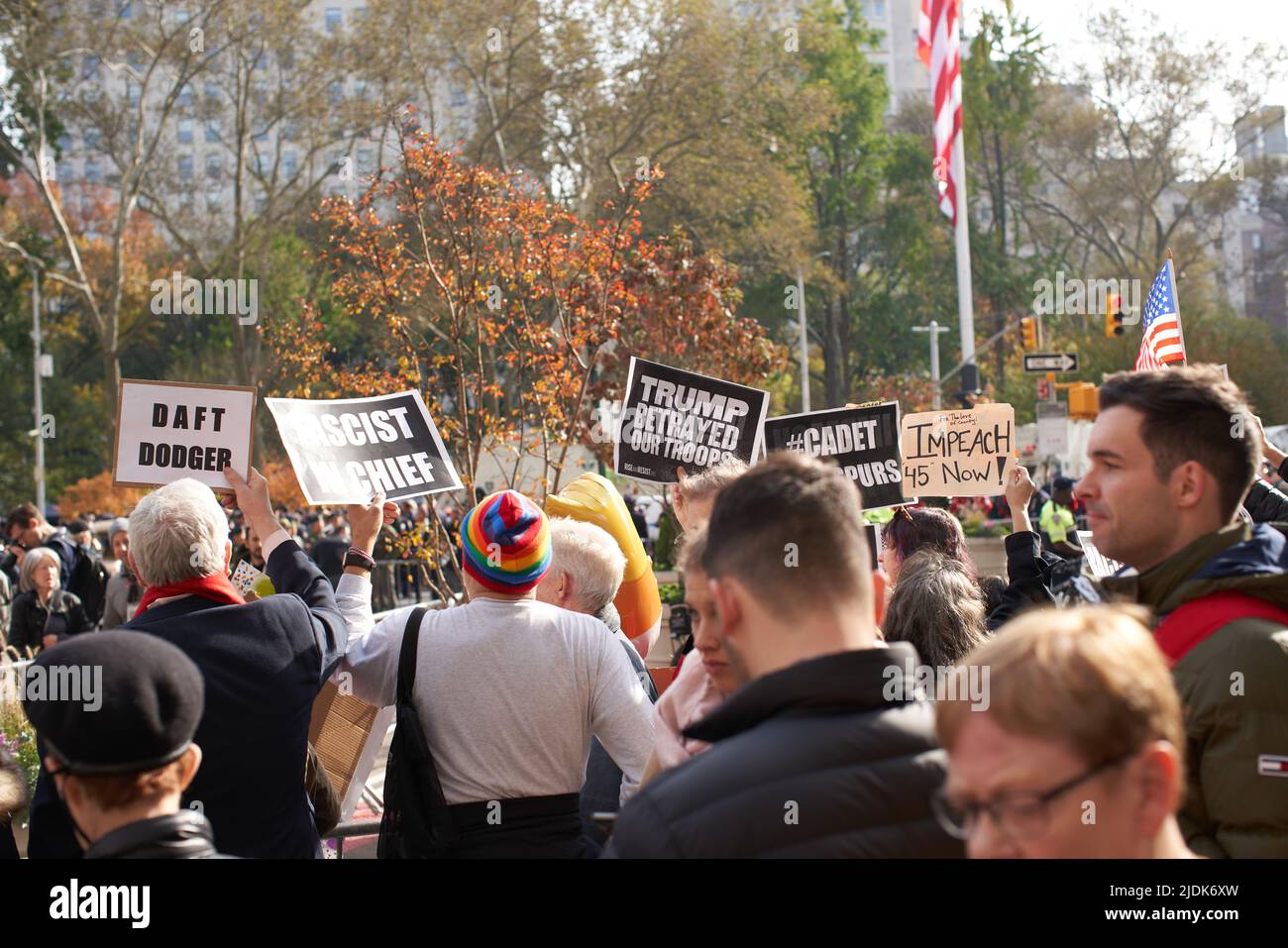 Manhattan, New York, USA - Novembre 11. 2019: Trump protesta durante la Giornata dei veterani a New York. Ostacolare i segnali di Trump durante il discorso di Donald Trump Foto Stock