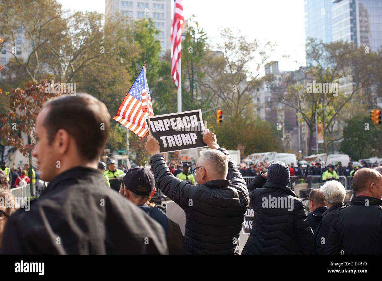 Manhattan, New York, USA - Novembre 11. 2019: Trump ha protestato sul Madison Square Park a NYC il Veterans Day dopo il discorso di Donald Trump. Impeach Trump si Foto Stock