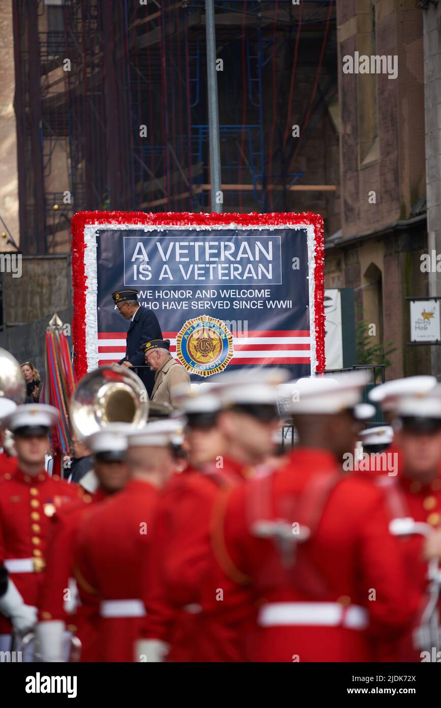 Manhattan, New York, USA - Novembre 11. 2019: Bandwagon a NYC con banda militare di fronte al carro. Un veterano è un veterano che scrive sul segno Foto Stock