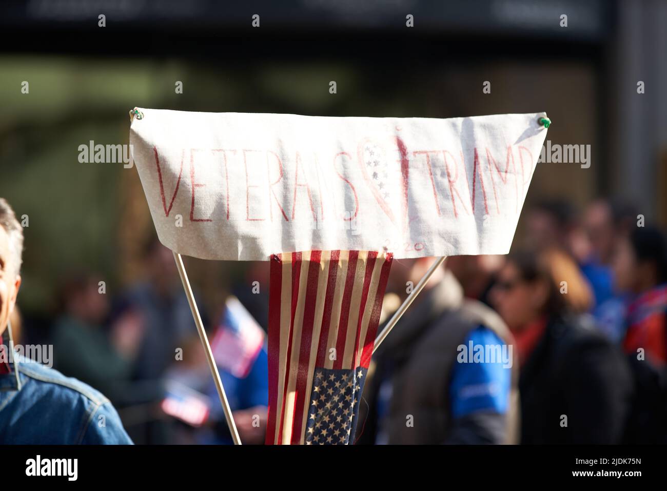 Manhattan, New York, USA - Novembre 11. 2019: Segno creativo con la bandiera degli Stati Uniti e la scrittura: I veterani amano Trump Foto Stock