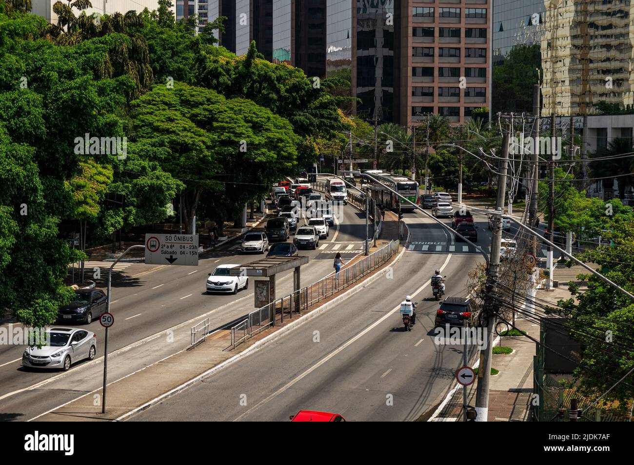 Vista del viale Francisco Matarazzo vicino al centro commerciale West Plaza con il normale traffico pesante di giorno d'affari che passa tra gli edifici. Foto Stock