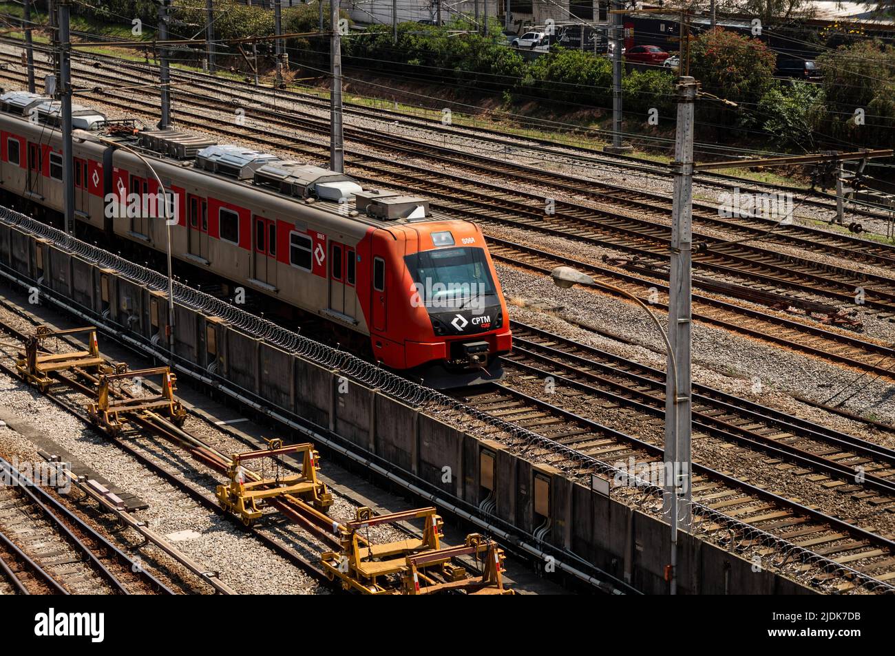Sao Paulo Metropolitan Trains Company (CPTM) linee Ruby e Diamond treni piste vicine Palmeiras-barra Funda stazione terminale in una giornata di sole. Foto Stock
