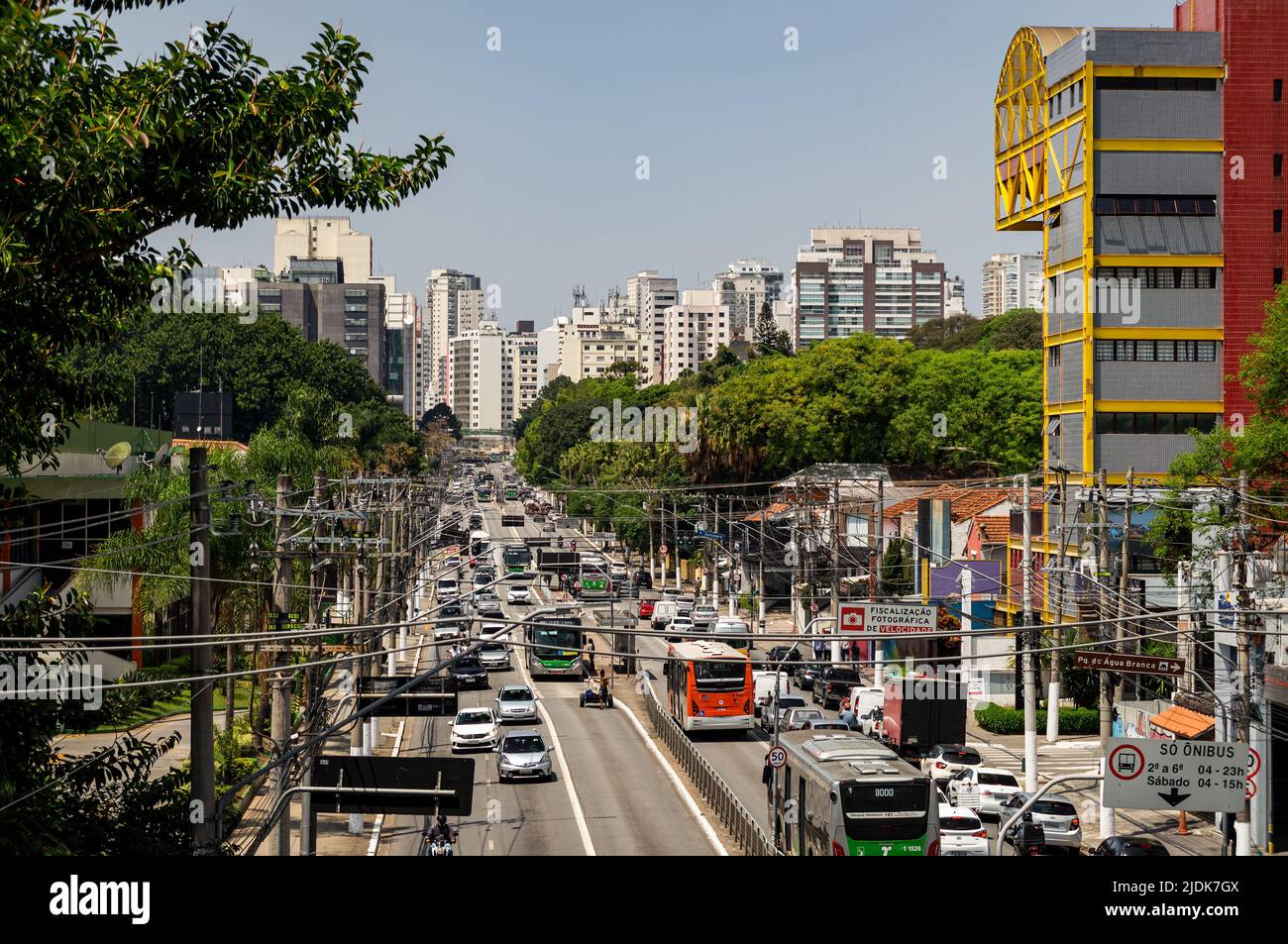 Traffico pesante passando da Francisco Matarazzo Avenue nel quartiere di Agua Branca in una normale giornata di lavoro con un sacco di grattacieli sul retro. Foto Stock